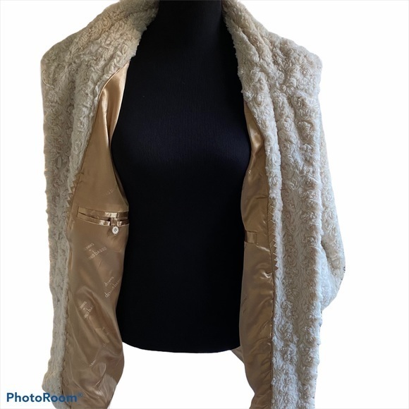 ❄️❄️COZY FAUX FUR COAT❄️❄️ - Picture 2 of 12